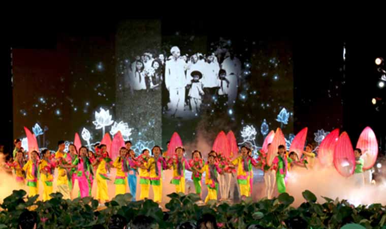 “Hồ Chí Minh - Sáng ngời ý chí Việt Nam”