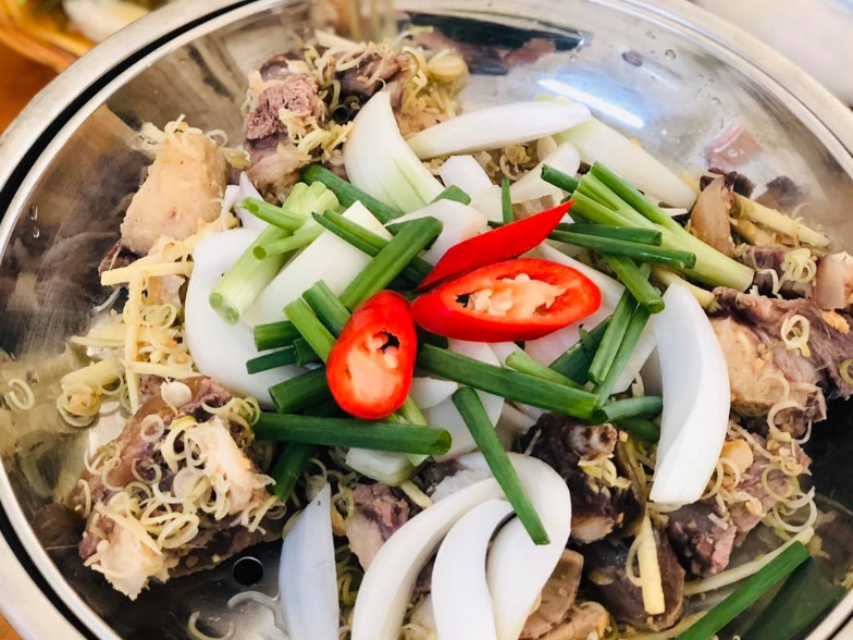 Đuôi bò / bắp bò hấp hành gừng